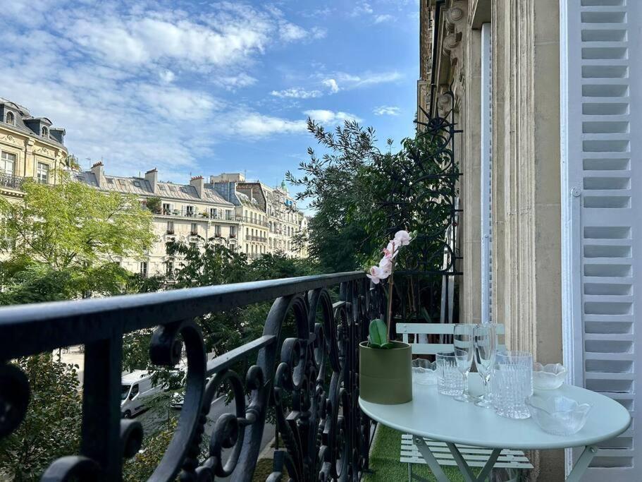 Charme Et Volupte A Republique Paris